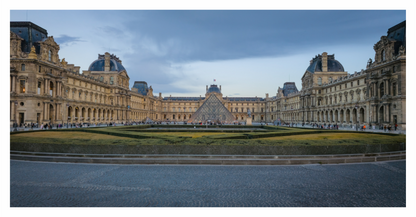 Main image Simetría Atemporal Museo del Louvre