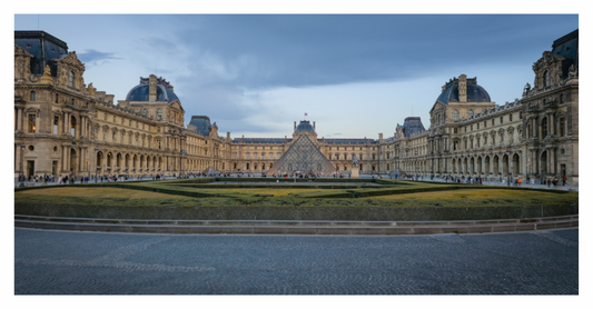 Main image Simetría Atemporal Museo del Louvre